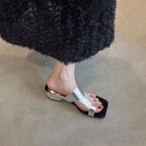 รองเท้าแตะแบบสวมครึ่งนิ้วสไตล์ย้อนยุคสำหรับผู้หญิงในช่วงฤดูร้อนปี 2025 รองเท้าแตะชายหาดแบบทันสมัย ​​ทรงหัวแหลมส้นสูงพื้นยาง