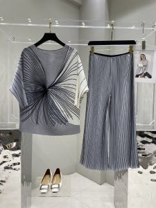 Áo Sơ Mi Cổ Tròn Xếp Ly Rộng Rãi Thời Trang Thanh Lịch Cho Mẹ Mùa Xuân Hè 2025 Quần Ống Rộng Bộ Đồ Hai Mảnh