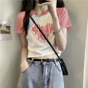 เสื้อทีเชิ้ตแขนสั้นไหล่ตรงสีชมพูเสื้อตัวบนแบบสั้นเข้ารูปสำหรับคนตัวเล็กสาวแซ่บสุดเท่หวานใส่คู่กับสาวโดมอนสำหรับฤดูร้อน