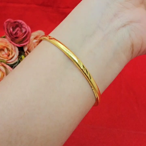 กำไลทองจิกตัดลาย แบบสวม เส้นผ่านศูนย์กลาง 6 ซม. ชุบทอง ดีไซน์สวย กำไลแฟชั่น ใช้ได้ทุกโอกาส เครื่องประดับข้อมือ พร้อมส่ง