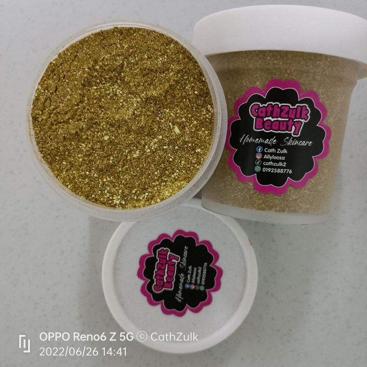 Scrub badan dan muka dari beras pulut yang dipanggang, kunyit dan kopi