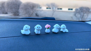 Set 4 Chú Chó Trắng Mini Decor Taplo Ô Tô Trang Trí Tiểu Cảnh Bàn Làm Việc Kèm Keo 3M