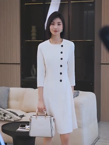 Đầm Trắng Kem Cổ Tròn Dáng A Tay Lỡ Đính Cúc Đen Thanh Lịch Sang Trọng