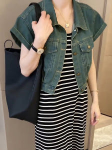 เสื้อเชิ้ตยีนส์คอปกสั้นสไตล์ย้อนยุคสไตล์ฮ่องกงสำหรับผู้หญิงในช่วงฤดูร้อน เสื้อคลุมกันหนาวบาง แขนกระดิ่ง ทรงเข้ารูป เสื้อเชิ้ตแขนสั้น