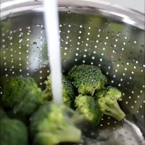 <🎁 ของขวัญปีใหม่ > ตะแกรงล้างผัก กระลังมังล้างผักมีรู กะละมังสแตนเลส ชามสแตนเลส304 อย่างดี ตะแกรงล้างผัก มีหลายขนาดให้เลือก (24-34ซม)