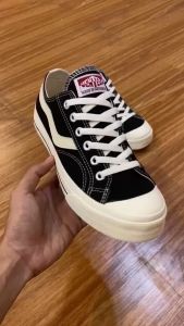 Vantela Public Low All Black: Sepatu Sekolah Pria Hitam yang Bisa Menyala