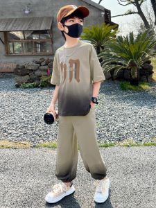 เด็กชาย ชุดหน้าร้อน ชุด สไตล์สปอร์ต สีไล่ระดับสีเท่ อินเทรนด์ 2024 เสื้อผ้าเด็กมาใหม่ ชุดเซ็ต 2 ชิ้น วัสดุบางสําหรับเด็กอายุ 6 ปี