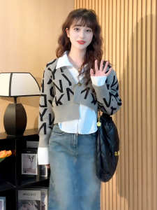 ตัวอักษรสไตล์ฮ่องกง คอวี สองชิ้นปลอม เสื้อผ้าถัก ผู้หญิง ฤดูใบไม้ผลิ ฤดูใบไม้ร่วง ฤดูหนาว หลวม ถักระดับไฮเอนด์สั้นด้านใน คาร์ดิเกน เสื้อท่อนบน