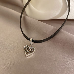 สีดำ หนัง สร้อยคอหัวใจแบบมีสาย ผู้หญิง เรียบง่ายหรูหรา ดีไซน์ โซ่กระดูกไหปลาร้า โซ่คอชื่อดังของอินเทอร์เน็ต Dark Series