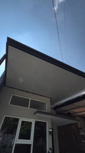 kanopi luar atap alderon dengan pvc warna putih elegan minimalis