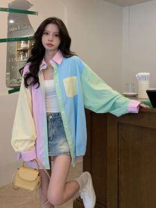 เสื้อเชิ้ตแขนยาวลายทางสีหวานสำหรับผู้หญิงในฤดูใบไม้ผลิและฤดูใบไม้ร่วง ป้องกันแสงแดด ทรงหลวม คอโปโล แขนยาว ปกติ