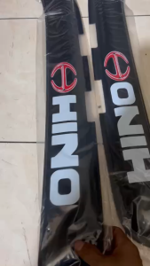 Vè che mưa xe tải HINO 300 loại khoét 2 gương 2 bên nhựa đen dẻo dày có sẵn keo dán giá 1 cặp hàng thay thế.