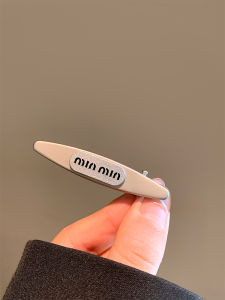 กิ๊บติดผมตัวอักษรโลหะสไตล์เกาหลีสุดหรูสำหรับผู้หญิง กิ๊บติดผมสไตล์ Miu ที่ดัดผมข้างหนึ่ง จี้ผมแฟชั่นยอดนิยม