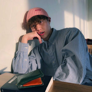 เสื้อเชิ้ตแขนยาวลายทางสไตล์ญี่ปุ่นย้อนยุคสำหรับผู้ชาย สไตล์ฮ่องกง ทรงหลวม ลำลอง เทรนด์ฤดูใบไม้ผลิและฤดูใบไม้ร่วง