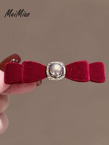 กิ๊บติดผมผ้ากำมะหยี่สีแดงสไตล์ย้อนยุคพร้อมโบว์ผีเสื้อและลูกปัด กิ๊บติดผมด้านข้างสำหรับผมยาวแบบครึ่งหัว กิ๊บติดผมแบบหัวเข็มขัดแบบยืดหยุ่นสำหรับผมยาว