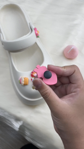 Bộ 10 Sticker Charm 3D chủ đề Bé Dâu nhựa cứng gắn Dép Sục Cá Sấu MayTo JB-402