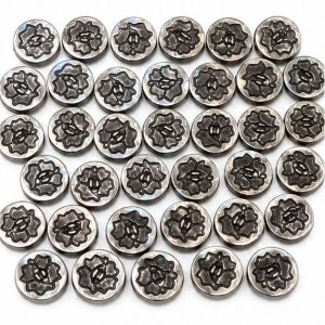 100 pcs kancing baju Koko motif ukiran Bunga Silver Lubang 2 diameter 13 mm 18 mm 21mm