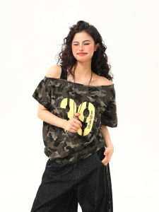 WILDAZI | Áo Thun Tay Ngắn Hình Chữ Camouflage Vai Không Đều Dáng Ôm