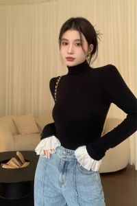 เสื้อยืดคอกลมแขนยาวสีดำสไตล์ฝรั่งเศสสำหรับผู้หญิง เสื้อเชิ้ตทรงเข้ารูปแขนกระดิ่ง แฟชั่นฤดูใบไม้ร่วง/ฤดูหนาว เสื้อชั้นใน