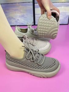 รองเท้าผ้าใบสำหรับผู้หญิงในช่วงฤดูใบไม้ผลิและฤดูใบไม้ร่วง 2024 รองเท้ากีฬาแบบทันสมัย ​​ระบายอากาศได้ดี กันลื่น รองเท้าลำลอง รองเท้าผ้าใบสไตล์กลางๆ สำหรับผู้สูงอายุ