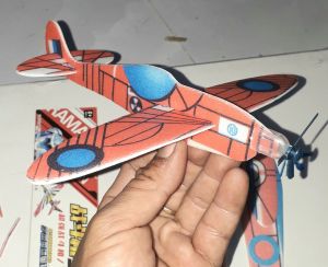 Tuổi thơ-một chiếc máy bay mini phóng bằng xốp giao màu ngẫu nhiên