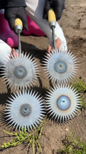 เครื่องมือกำจัดวัชพืชแบบใช้มือสำหรับสนามหญ้าและสวน รูปทรงดอกทานตะวัน ฟันเลื่อยอเนกประสงค์ เหล็กกล้าแมงกานีสปลอมแปลง