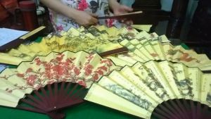 [HCM]Quạt vải nẹp gỗ vẽ tranh-Giao mẫu ngẫu nhiên