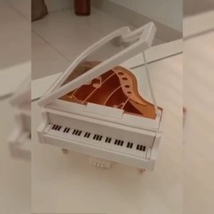 [MSIA SHIP] NOVELTY White Grand Piano Music Box Home Decoration Airbnb Ornament Cute Souvenir Birthday Christmas Valentine Wedding Anniversary Romantic Girl Daughter Present Gift Music School Pianist Dream Hadiah Kotak Muzik Piano Comel 摆设 钢琴 音乐盒 圣诞节 礼物