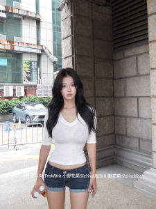 เสื้อยืดคอวีแขนสั้นทรงสลิมฟิต Pure Desire Style สำหรับผู้หญิง ฤดูใบไม้ร่วง 2024 เสื้อผ้าทำงาน สีสันสดใส ปกติ