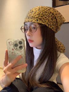 ผ้าพันคอลายเสือดาวสไตล์ย้อนยุคแบบอเมริกันสำหรับผู้หญิงในช่วงฤดูร้อน ทรงฮิปฮอป เทรนด์สตรีท วัสดุผ้าฝ้าย ทรงสามเหลี่ยม