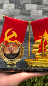 Cờ Việt Nam gắn xe ô tô cờ trang trí bàn làm việc tặng kèm tinh dầu nước hoa và thảm cao su chống trượt