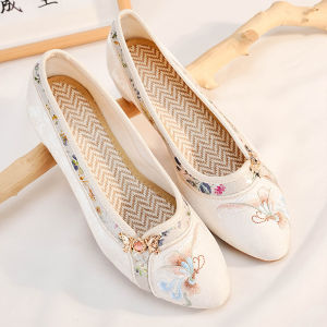 Low-Heel Embroidered Shoes for Women Traditional Beijing Cloth Footwear with National Style and Middle-Heel Design Ideal for Daily Wear
