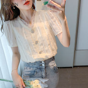 AMMIN 2023ฤดูร้อนสไตล์เกาหลีแบบใหม่สไตล์ All-Match เย็บปักถักร้อยกลวงลูกไม้เย็บ V คอสั้นเสื้อชีฟองเสื้อผู้หญิงแขนฟองกระดุมโลหะออกแบบหวาน Elegant เสื้อ