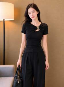 Áo thun nữ đính charm sang trọng phối khoét ngực cá tính - Freesize 35kg - 55kg giá tận xưởng