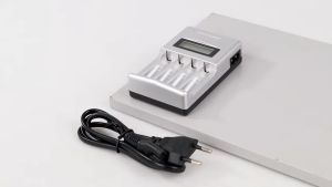 Taffware Charger Baterai 4 Slot AA AAA Ni-MH NiCD LCD Display - C903W - Silver