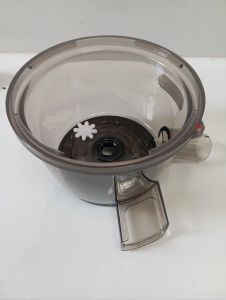 Bầu chứa nước của máy ép trái cây Kuvings C7000 trong suốt phù hợp với ống 4 móc gài.