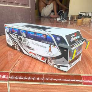 Miniatur Bus PO Haryanto Dari Kayu Dilengkapi Lampu