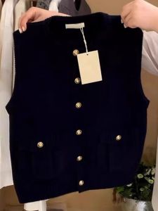 เสื้อกั๊กถักแขนกุดสีดำสำหรับผู้หญิง เสื้อคลุมกันหนาวแบบสวมใส่หลายชั้นในฤดูใบไม้ผลิ ฤดูใบไม้ร่วงและฤดูหนาว เสื้อคลุมกันหนาวสไตล์เกาหลี