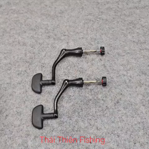 Tay Quay Máy Câu Kim Loại Màu Đen Cốt Lục Giác 4ly5 – Size Nhỏ & Lớn – Phù Hợp Máy 1000–7000 – Núm ABS Chống Trượt Gập Gọn