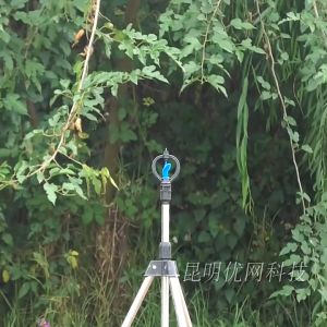 สปริงเกลอร์สนามหญ้าสามารถรดน้ำสนามหญ้า ต้นไม้ ดอกไม้ ผัก และอื่น ๆ ได้  ขาตั้งกล้องสามารถปรับความสูงได้