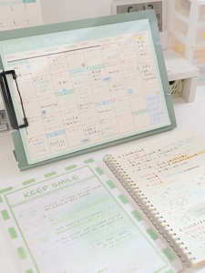 คลิปบอร์ด ขนาด A4 โค้งงอได้ พาสเทล แขวนได้ กระดานรองเขียน แฟ้มหนีบ อุปกรณ์สำนักงาน พร้อมส่งในไทย