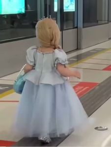 วิกผมสำหรับเด็กผมยาวสำหรับผู้หญิง cos เจ้าหญิงไอชาสาวถ่ายภาพผมยาวหยิกสีทอง