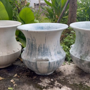 อ่างดินเผาทรงบาหลีปากบาน มีหู 3 หู ขนาด 50 x 52 cm.