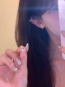 Anting telinga wanita gaya INS dengan berbagai desain