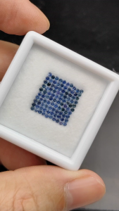 พลอยไพลิน พลอยแท้จากบ่อมาดากัสการ์ ขนาด 1 มิล จำนวน 100 เม็ด พลอยสีน้ำเงิน มีใบรับประกันจากทางร้าน