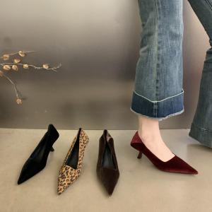รองเท้าส้นสูงพื้นนุ่มสีแดงเข้ม ทรงหัวแหลม สำหรับผู้หญิง รองเท้าแต่งงานแบบสวม แฟชั่นฤดูใบไม้ร่วง 2024 ทรงหัวแหลม ทรงหัวแหลม