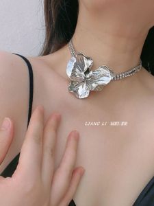 Retro Double Layer Large Petal Metal Necklace: Sparkling Diamond Accessory