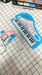 Childrens Piano Toy 37 Keys Digital Music Electronic Piano with Microphone Gift....