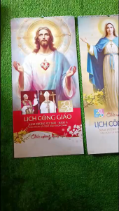Lịch Treo Tường Công Giáo 2026 gồm 4 tờ dày Hình Chúa Mẹ Thánh Gia Bìa Cứng In 2 Tháng 1 Tờ in 2 mặt Lò Xo 33x70cm