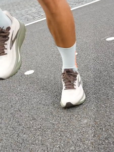 Brooks Ghost 17 รองเท้ากีฬาลำลอง พื้นหนา ระบายอากาศได้ดี รองรับแรงกระแทกได้ดี